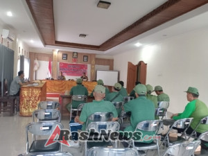 Linmas Desa Antiga mendapatkan pelatihan PBB oleh Babinsa 1623-05/Manggis.