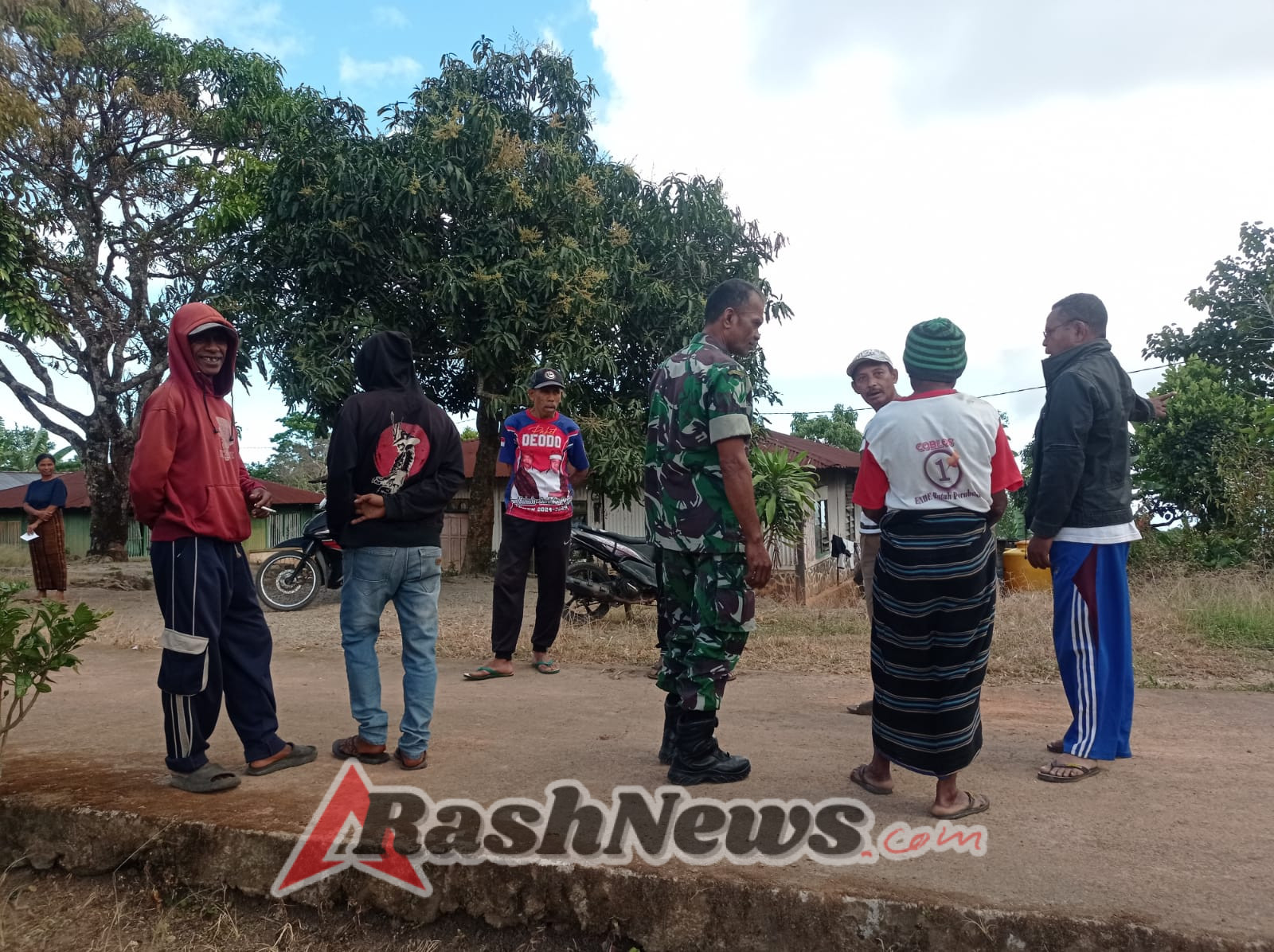 Masyarakat Antusias Sambut Kehadiran Babinsa dalam Kegiatan Pengamanan Wilayah di Ende