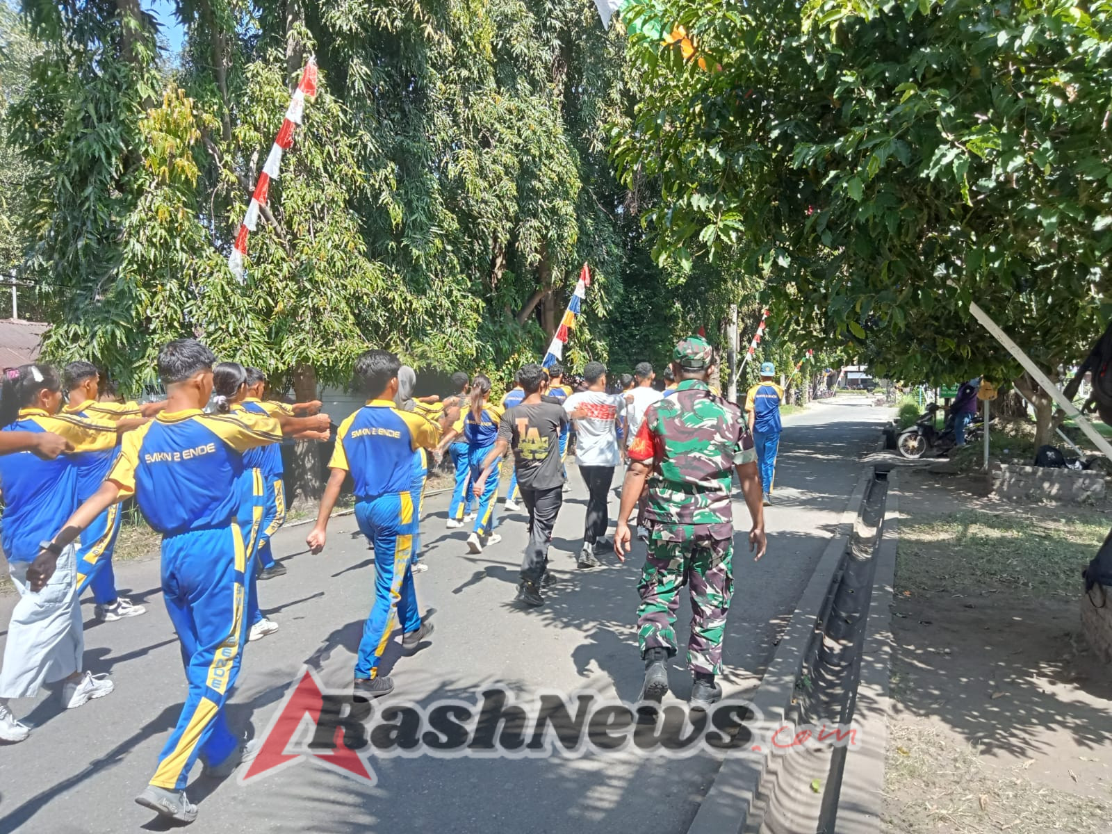 Babinsa Ende Timur Jaga Kamtibmas dan Latih Siswa SMKN 2 Menuju Lomba Devile HUT RI