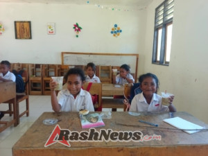 Kepedulian Satgas Dengan Bagi Bubur Kacang Gratis Kepada Siswa SD di Perbatasan