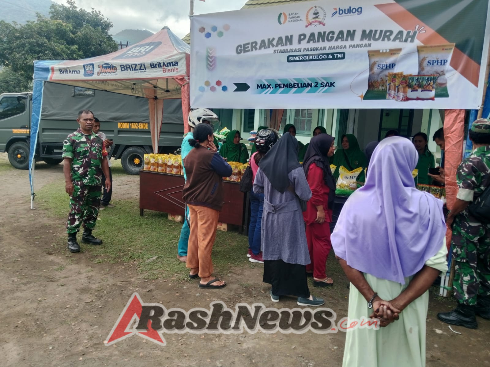 Babinsa Koramil 1602-01/Ende Turun Langsung Pantau Stabilitas Harga Pangan di Wilayah Binaan