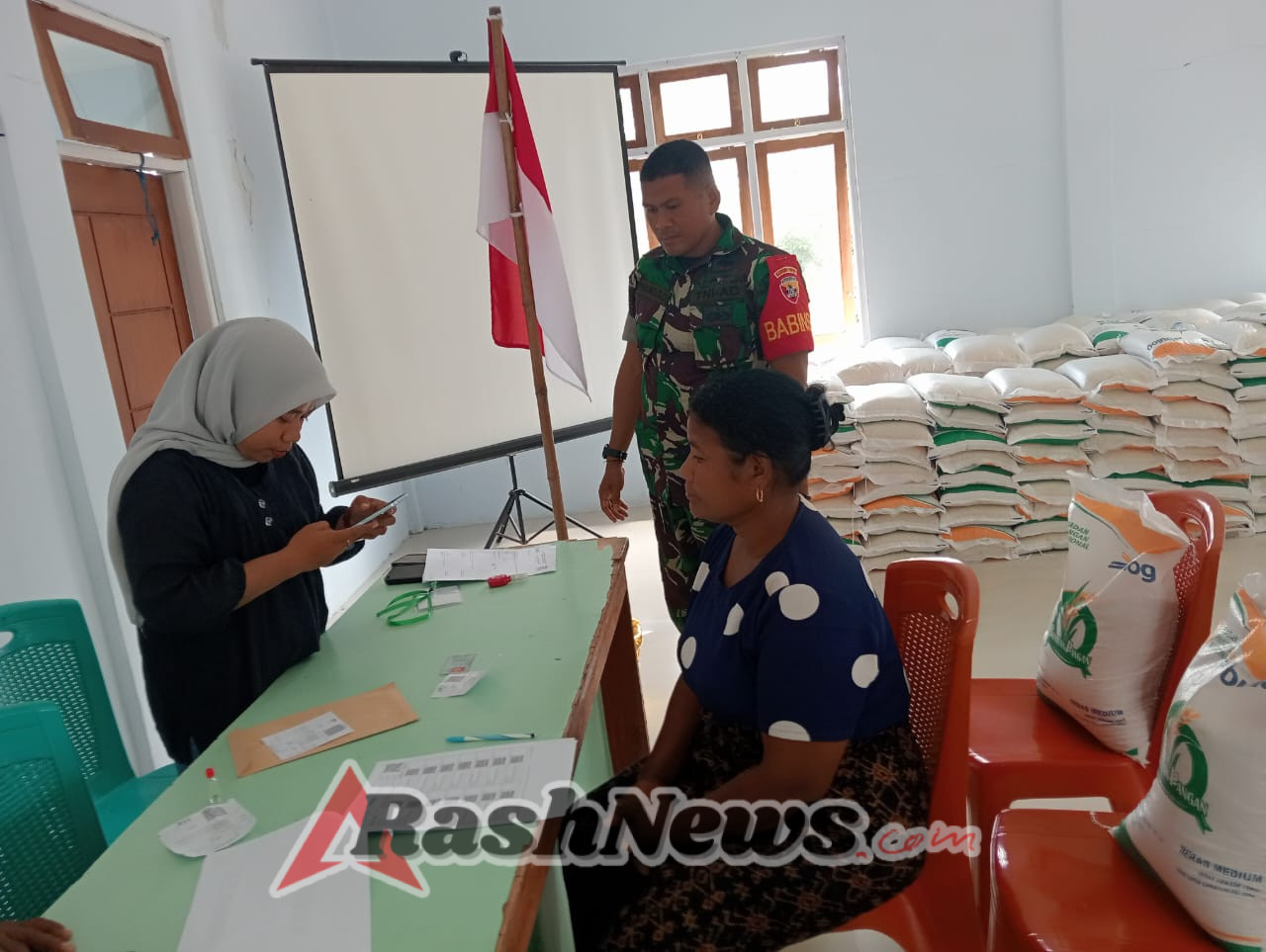 Babinsa Kodim 1602/Ende Sinergi Pengawasan Bantuan Beras untuk Warga Desa Mausambi