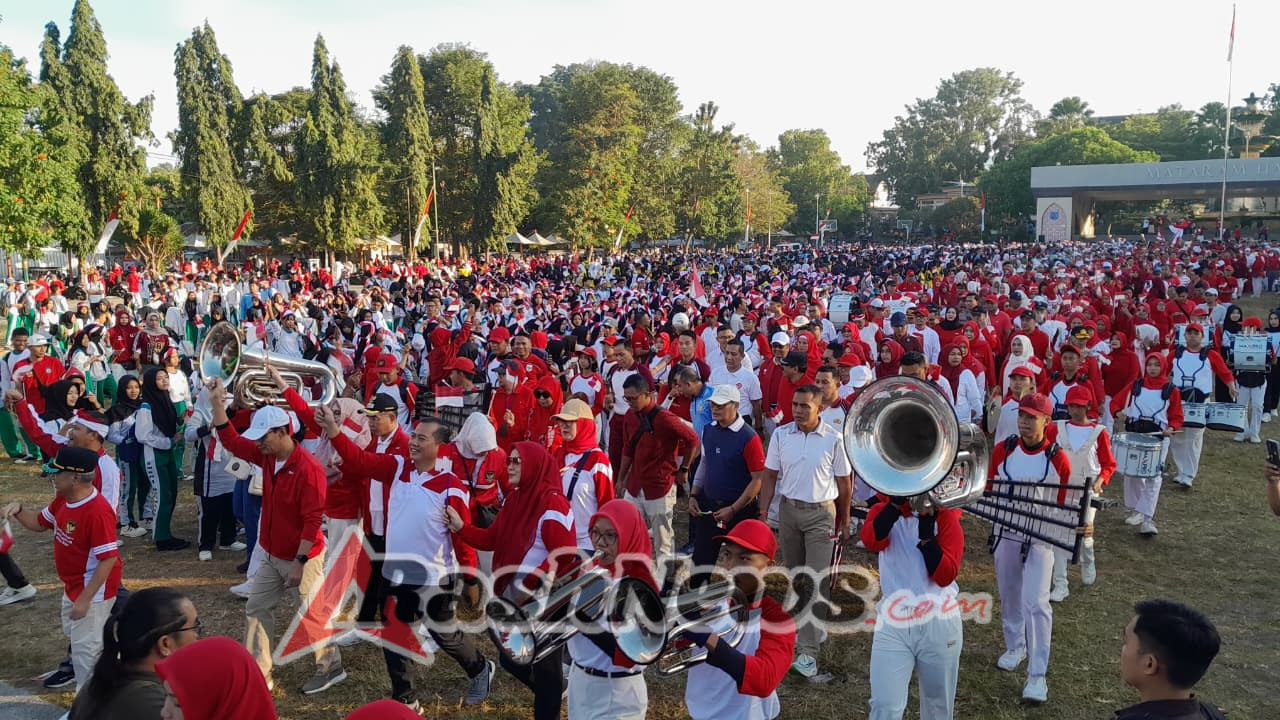 Lapangan Sangkareang Meriah, Ribuan Warga Bawa Bendera Merah Putih