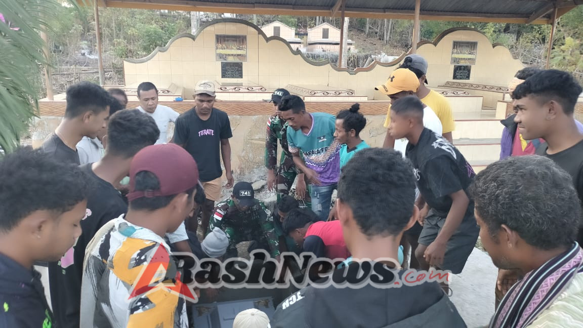 Satgas Yonif 741/GN Pos Dafala Turut Serta Bantu Acara Adat Pemakaman di Perbatasan