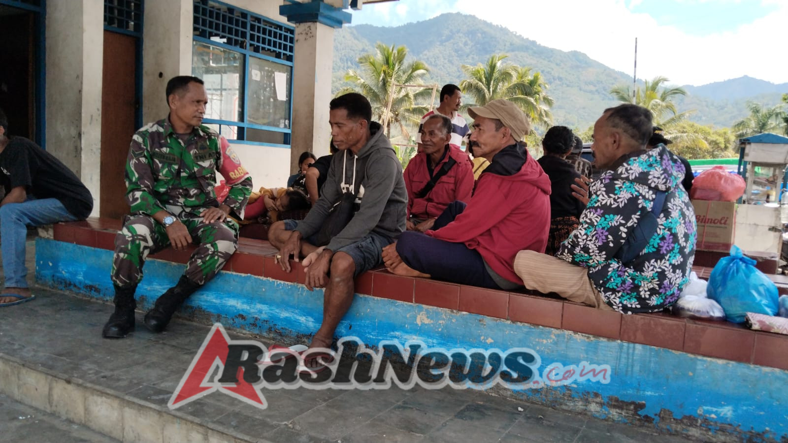 Babinsa Koramil 1602-03/Detusoko Gencar Laksanakan Pemantauan Wilayah, Warga Apresiasi Kehadiran TNI di Tengah Desa