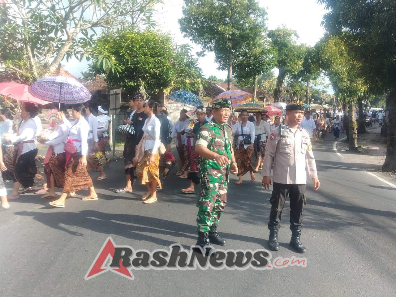 Sinergi Babinsa dan Masyarakat Sukseskan Ngaben Massal di Desa Wanayu Mas