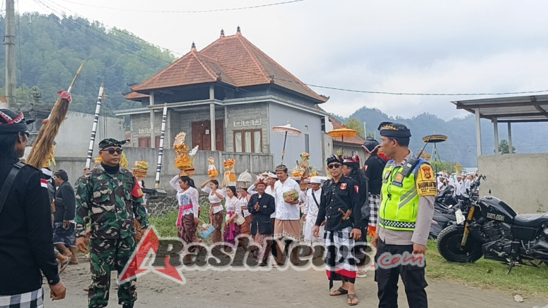 Babinsa Landih Bersama Warga Jaga Kekhidmatan dan Keamanan Upacara Melasti
