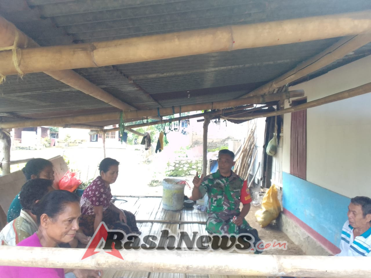 Babinsa Ende Ajak Masyarakat Tetap Waspada dan Jaga Kesehatan Melalui Kegiatan Komsos