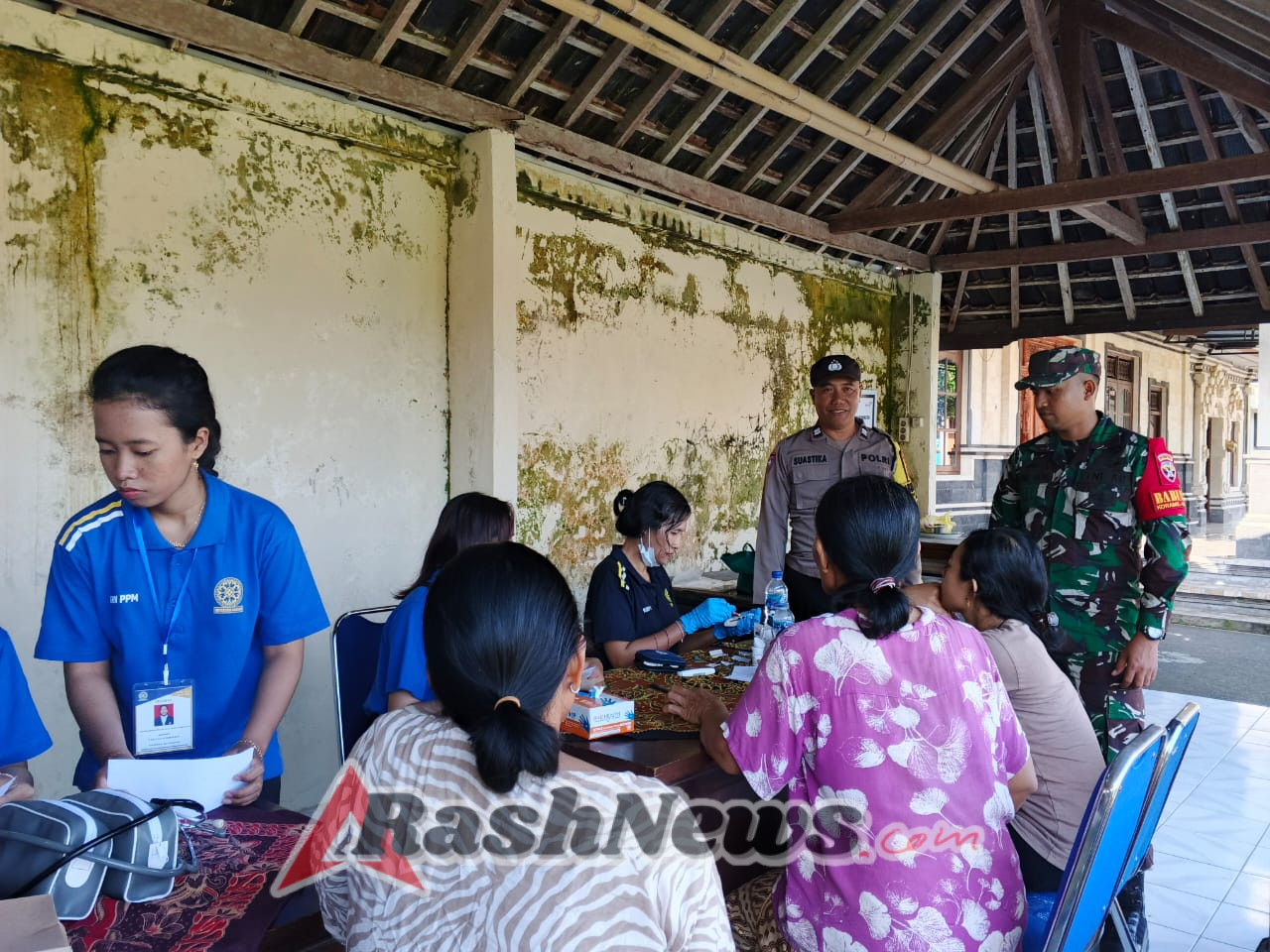 Sinergi Sehatkan Desa, Yankes Dan Bersih Lingkungan Mahasiswa KKN Unud Didampingi Babinsa Selisihan