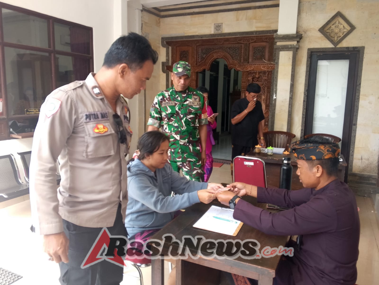 14 Warga Desa Buruan Terima BLT, Babinsa Pastikan Kegiatan Berjalan Lancar