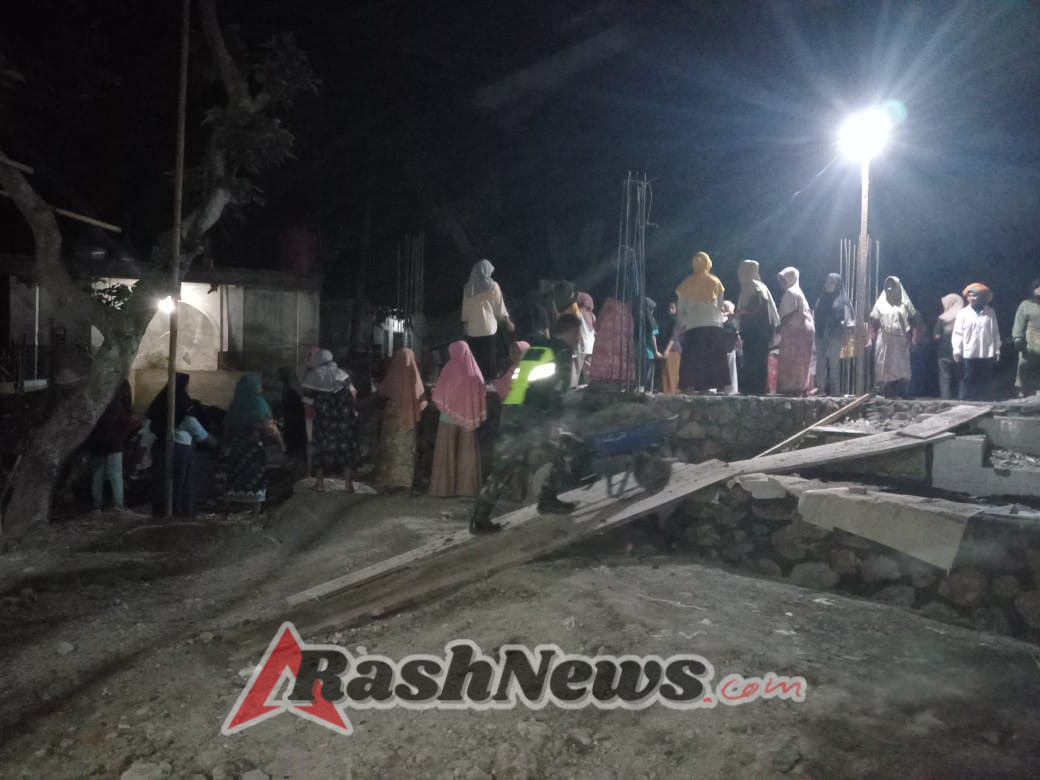TNI Bersama Masyarakat Sikur Barat Perkuat Silaturahmi Lewat Gotong Royong Masjid