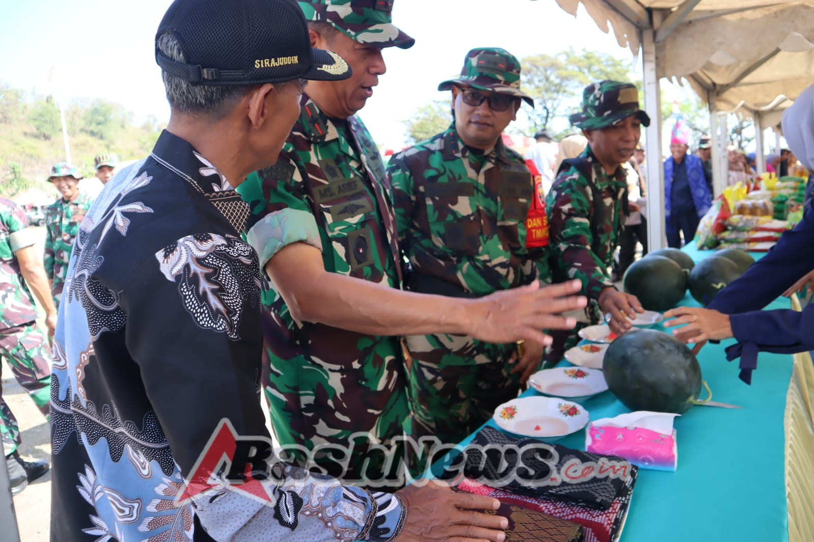 ‎TMMD Sumbawa Ditutup, Warga Kalabeso Nikmati Bazar Murah dari TNI dan Bulog