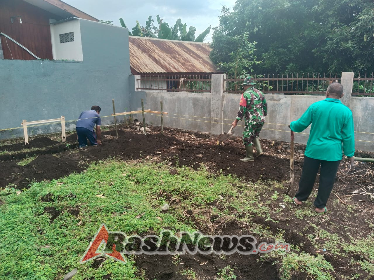 Babinsa Kodim 1602/Ende Pastikan Keamanan Saat Pengerjaan Pondasi Rumah di Niowula