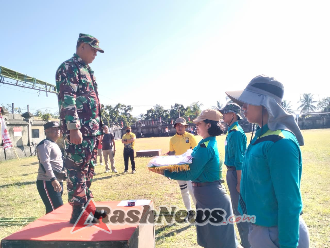 Babinsa Desa Penuktukan Bina dan Dampingi Paskibra Laksanakan Gladi Bersih Upacara