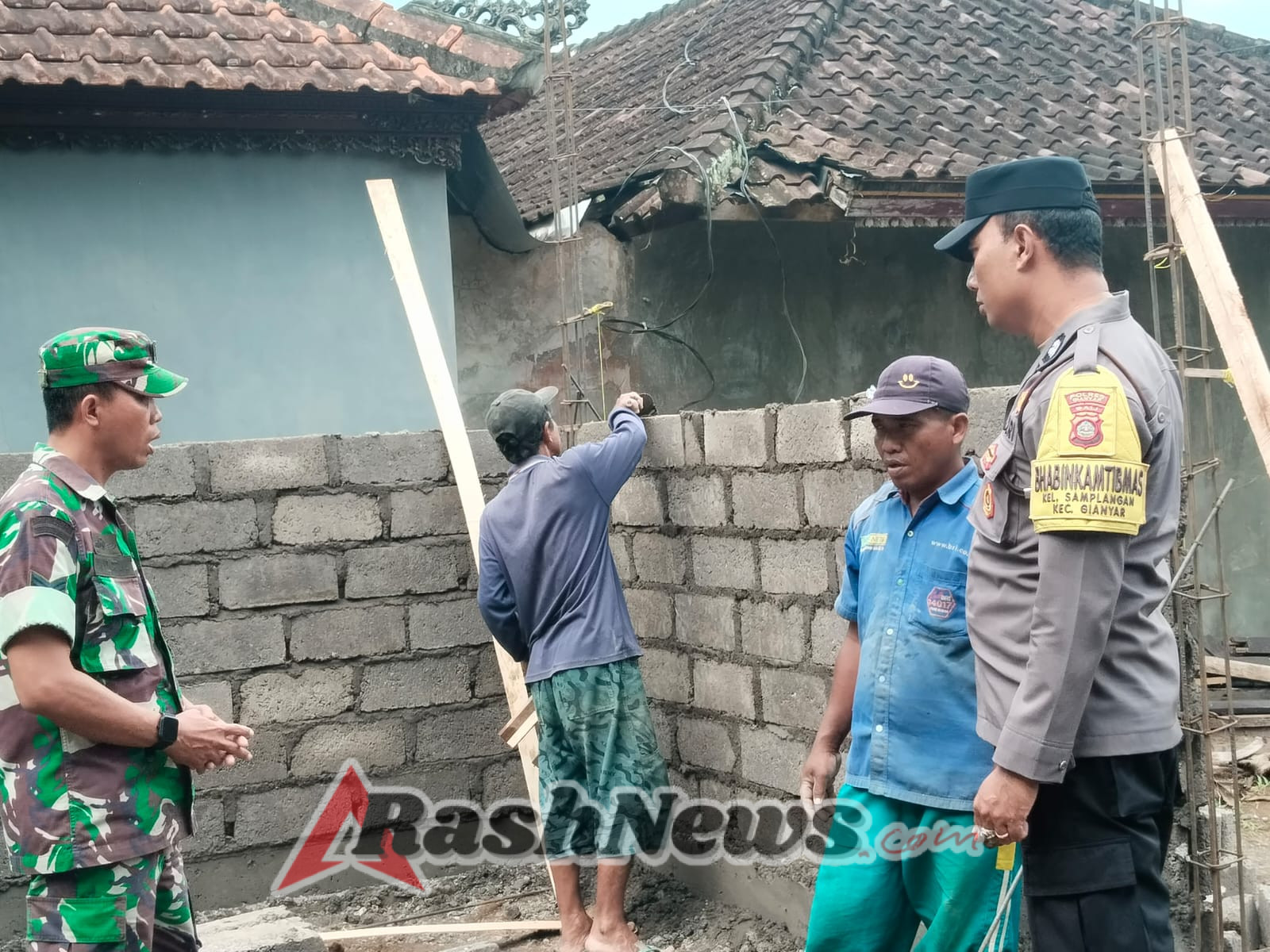 Monitoring Bantuan Rumah, Babinsa Samplangan Sekaligus Pererat Hubungan dengan Warga