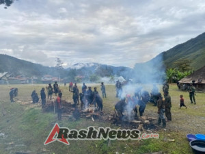 Satgas Yonif 743/PSY Eratkan Persaudaraan dengan Masyarakat Lewat Tradisi Bakar Batu