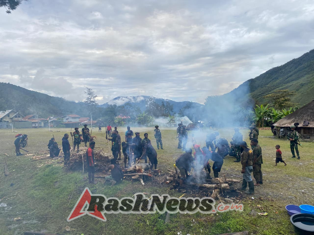 Satgas Yonif 743/PSY Eratkan Persaudaraan dengan Masyarakat Lewat Tradisi Bakar Batu