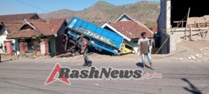 Babinsa Koramil 1614-01 Dompu Evakuasi Kecelakaan Truk di Katua