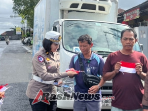 Direktorat Lalulintas Polda Bali laksanakan program “Polisi Menyapa” sasar sopir truk angkuan barang di Jl. Kargo Permai Ubung Denpasar.