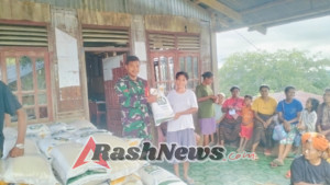 Babinsa Ende Aktif Amankan Penyaluran Bantuan Pangan untuk Warga Desa Turunalu