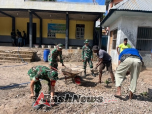 TNI dan Masyarakat Omesuri Gotong Royong Semenisasi Halaman Kantor Desa