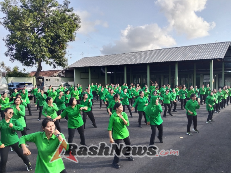 Pererat tali silaturahmi, Ketua Persit KCK Kodim 1623/Karangasem olahraga bersama anggota.