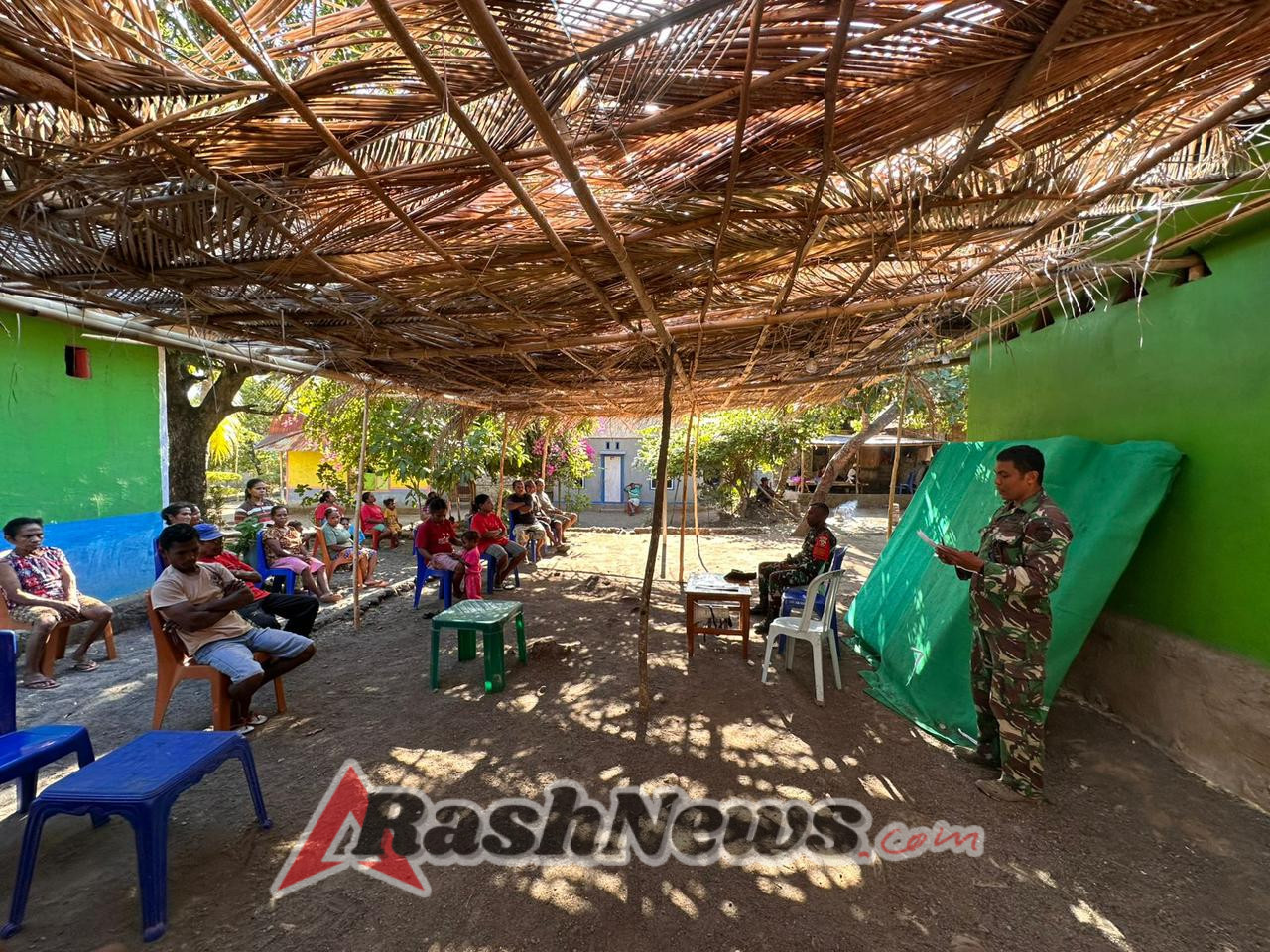 TNI dan Warga Bersinergi, Kodim 1622/Alor Salurkan 50 Paket Sembako di Alor Selatan
