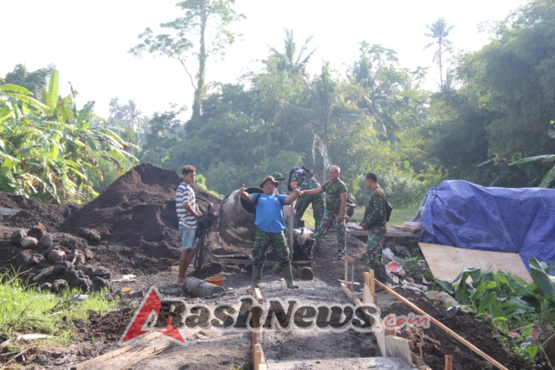 Gotong Royong Satgas dan Warga Desa Batuan, Tokoh Masyarakat: Inilah Bukti TNI Bersama Rakyat