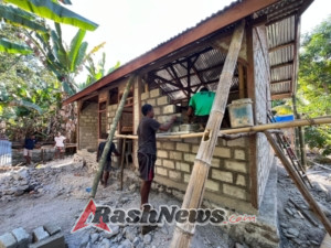 PSatgas TMMD ke-125 Kodim 1622/Alor Kerjakan Sasaran Tiga Renovasi RTLH di Desa Kiraman