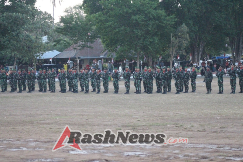 Penuh Khidmat Satgas Yonif 741/GN Ikuti Rangkaian Upacara Penurunan Bendera HUT RI Ke-80