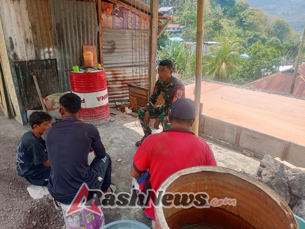 Babinsa Pratu Suwardin Ajak Warga Desa Ndito Jaga Kesehatan di Tengah Perubahan Cuaca