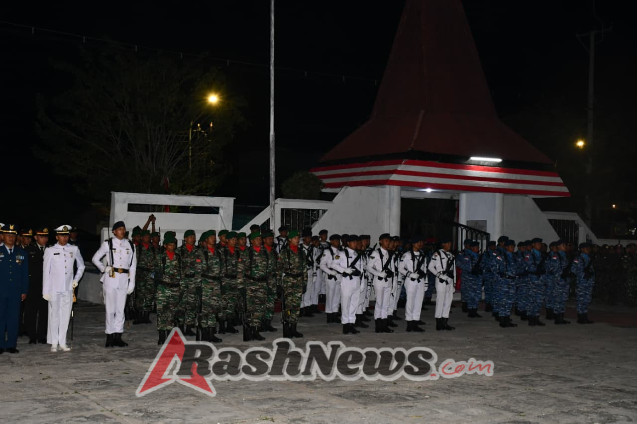 Danrem 161/Wira Sakti Ikuti Apel Kehormatan dan Renungan Suci HUT ke-80 RI di TMP Dharma Loka Kupang