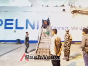 Babinsa Kodim 1602/Ende Kawal Kedatangan KM AWU di Pelabuhan IPPI Ende