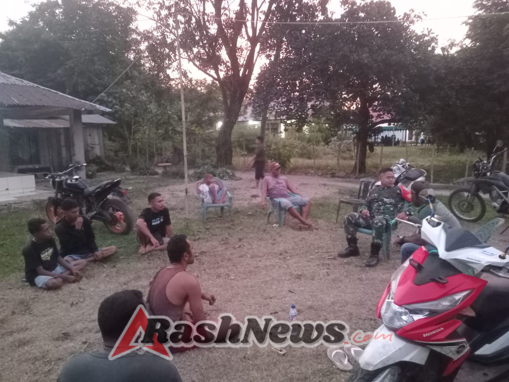 Tingkatkan Kamtibmas, Babinsa Kodim 1602/Ende Laksanakan Pamwil dan Komsos di Wilayah Binaan