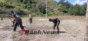 Guna Kepentingan Umum, Satgas Pos Nanaoe Bersama Warga Binaan Bersihkan dan Benahi Lapangan Umum Desa