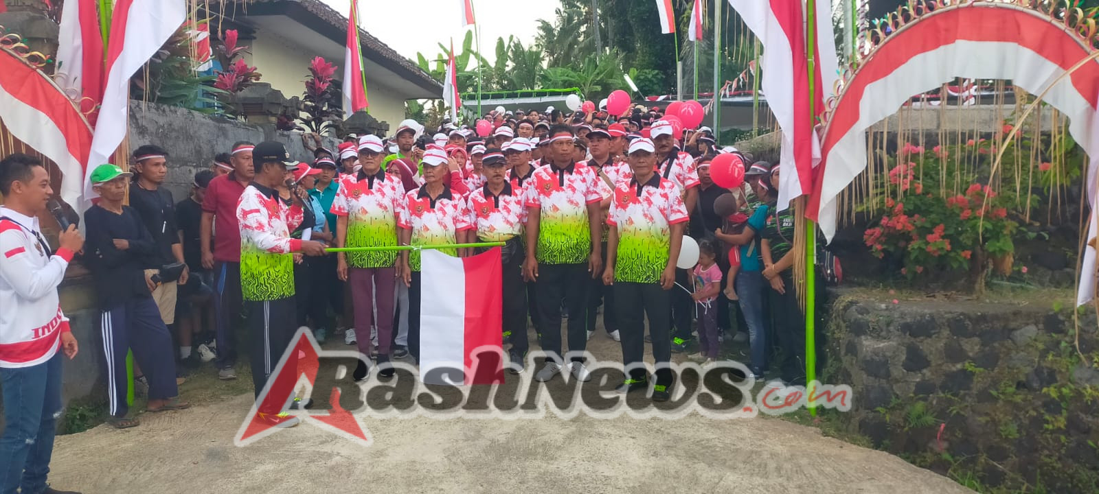 Dukung kelancaran peringatan HUT kemerdekaan RI ke-80, Babinsa 1623-01/Karangasem amankan kegiatan jalan santai.