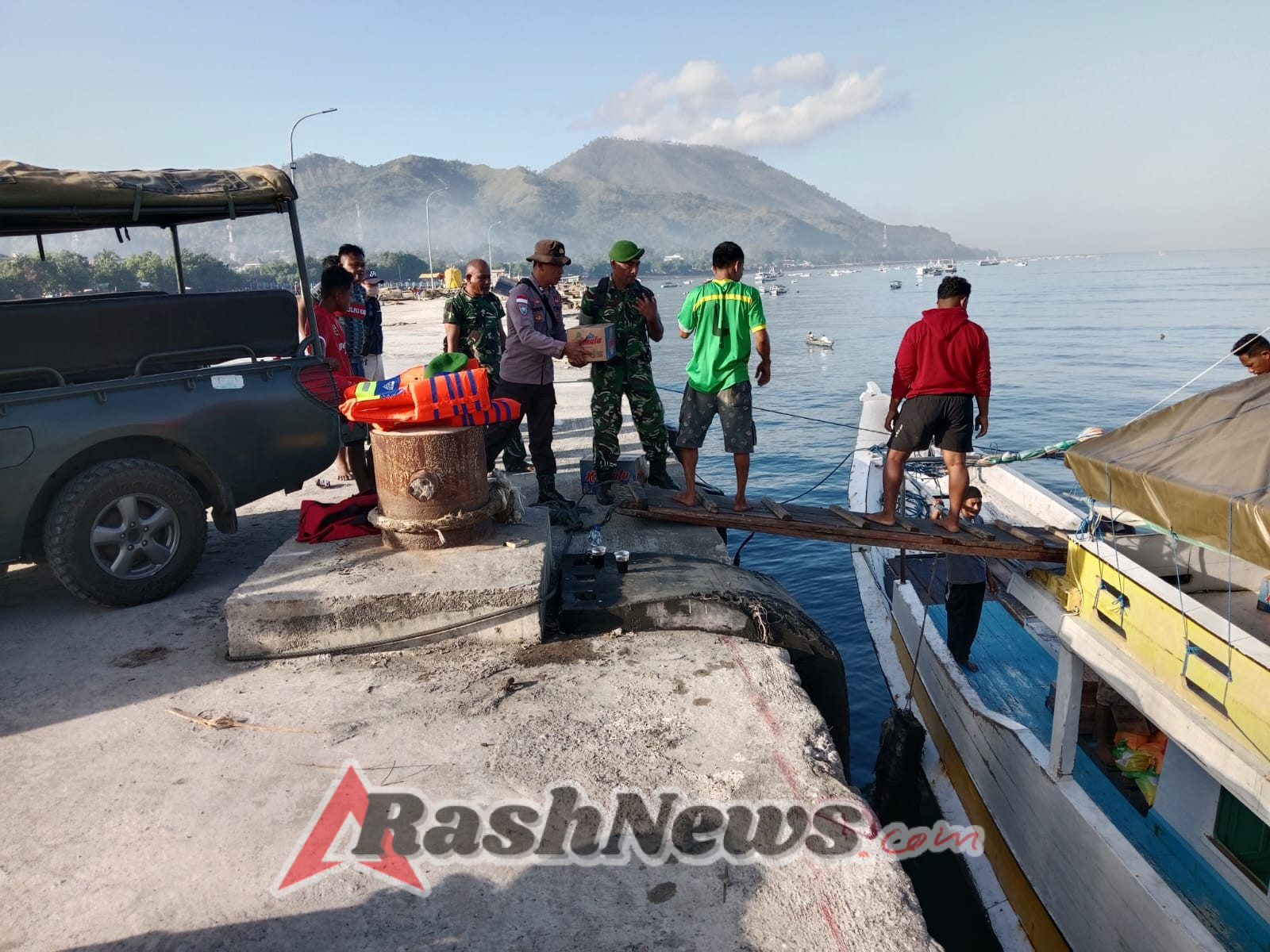 Wujud Kepedulian: TNI dan Polri Angkut Bantuan untuk Warga Desa Rorurangga