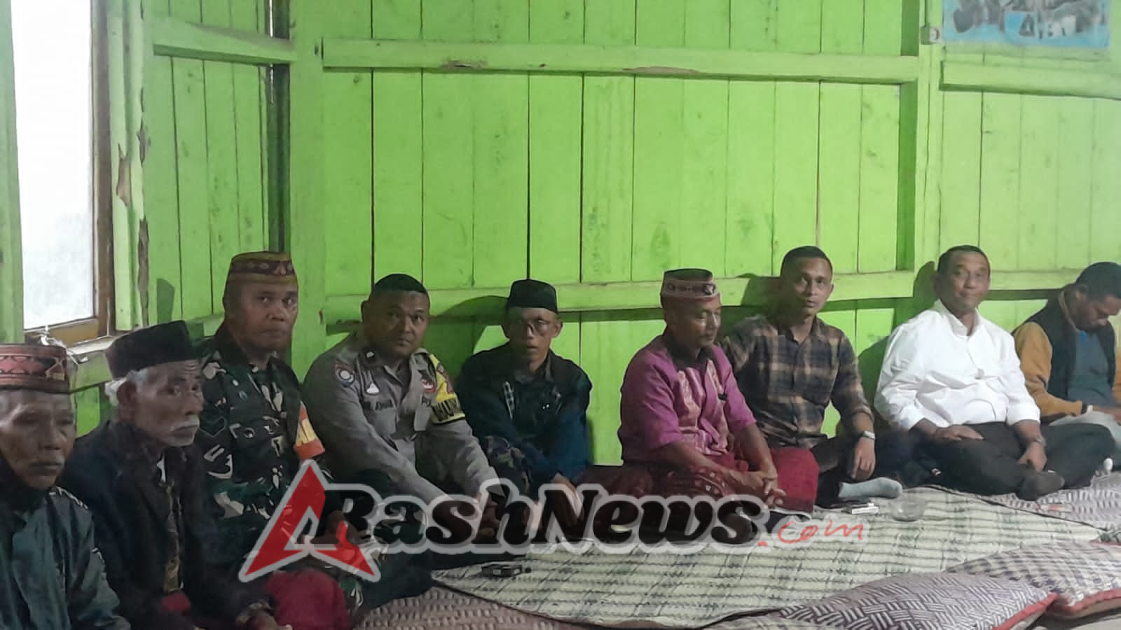 Babinsa Koramil 1612-07/Satar Mese Hadiri Pemakaman Tokoh Masyarakat Desa Nao