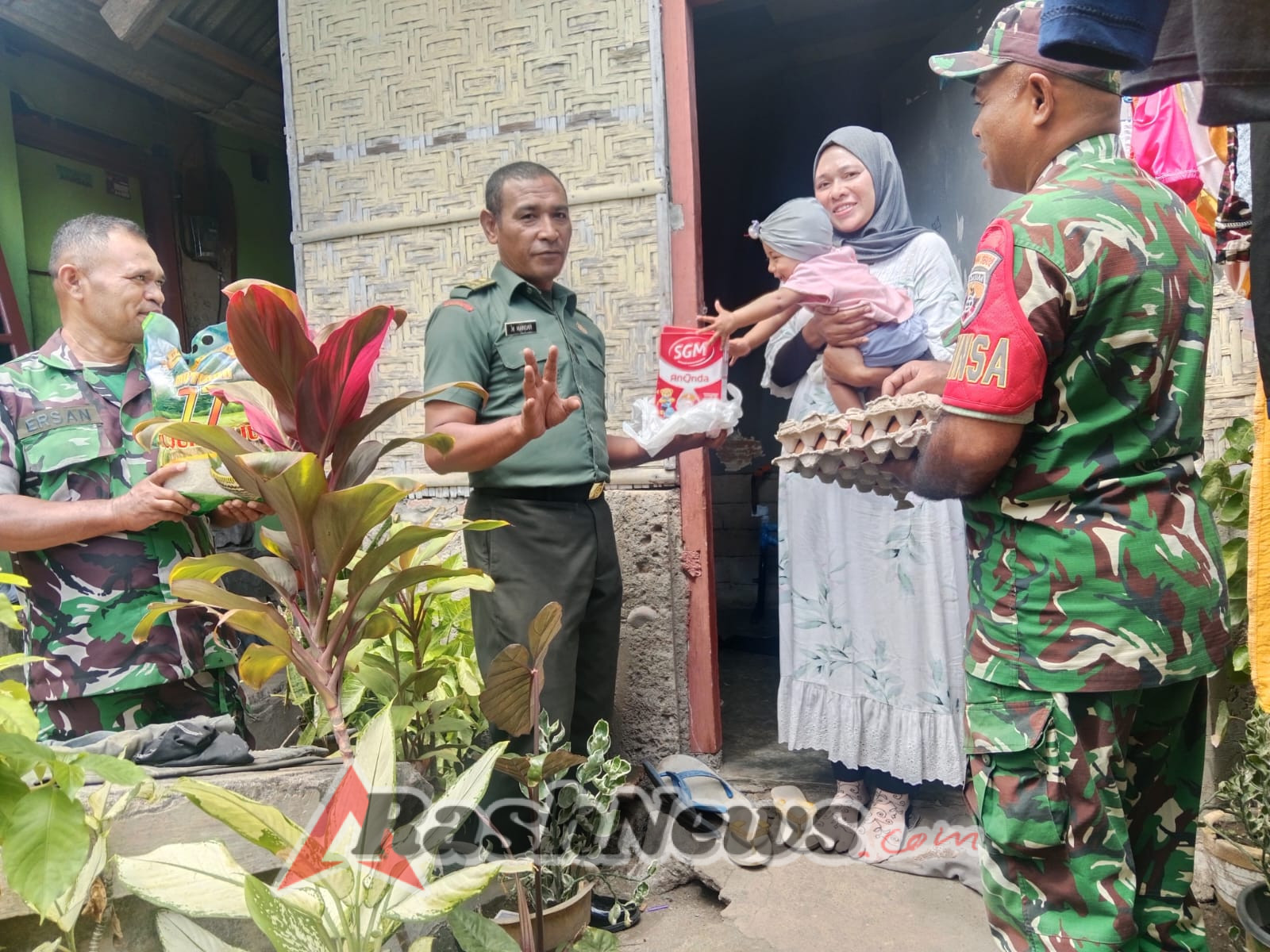 Babinsa Ende Laksanakan Komsos dan Bantu Anak Stunting di Kecamatan Ende Utara