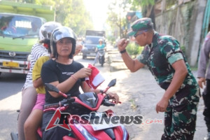 Simpang Empat Galiran Jadi Saksi, Dandim Klungkung Kobarkan Semangat Kebangsaan Dengan Bagikan Bendera Merah Putih