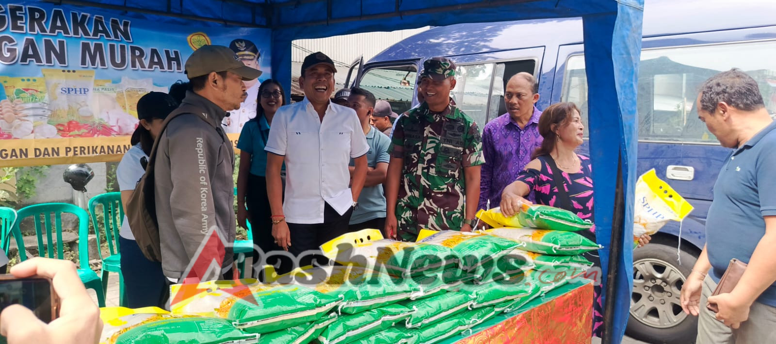 Koramil jajaran Kodim 1623/Karangasem menggelar gerakan pangan murah penyuran beras SPHP.