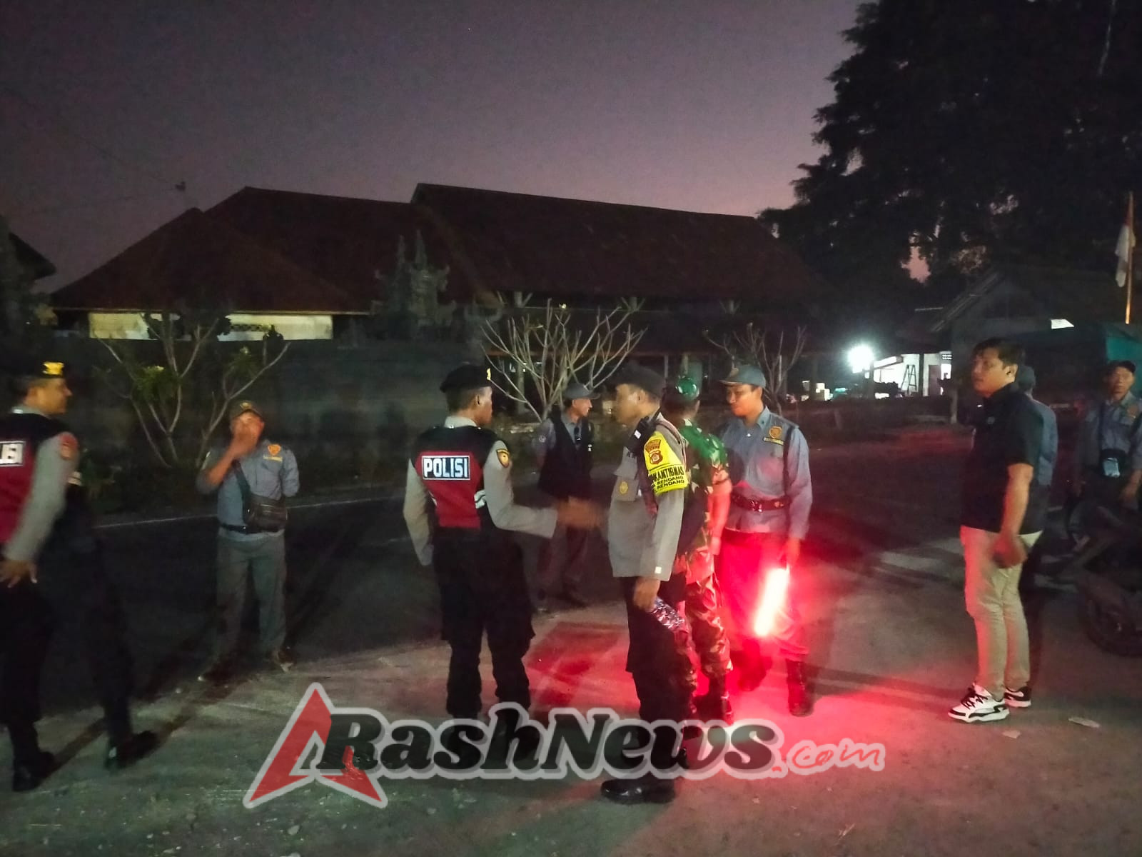 Ciptakan situasi aman dan kondusif Babinsa 1623-03/Rendang amankan kegiatan hiburan konser musik band lokal Bali.