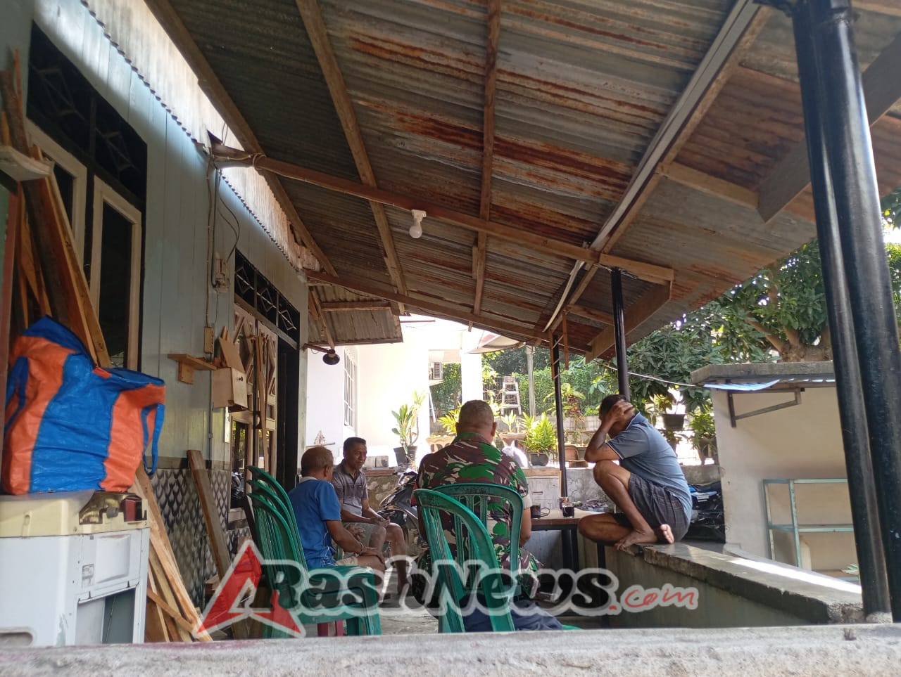 Kegiatan Komsos di Desa Rukuramba, Babinsa Tekankan Pentingnya Kekompakan dan Kerja Sama