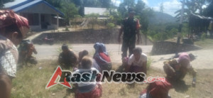 Babinsa Koramil 1618-06/Bian Bersama Warga Gotong Royong Bersihkan Kantor Desa Oepuah Selatan