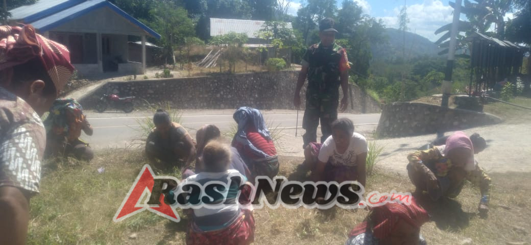 Babinsa Koramil 1618-06/Bian Bersama Warga Gotong Royong Bersihkan Kantor Desa Oepuah Selatan