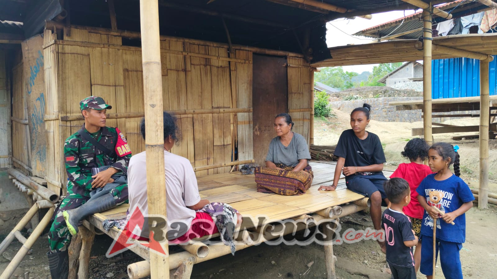 Kegiatan Pamwil dan Komsos Babinsa Koramil 1602-04/Maurole di Desa Unggu Berjalan Lancar
