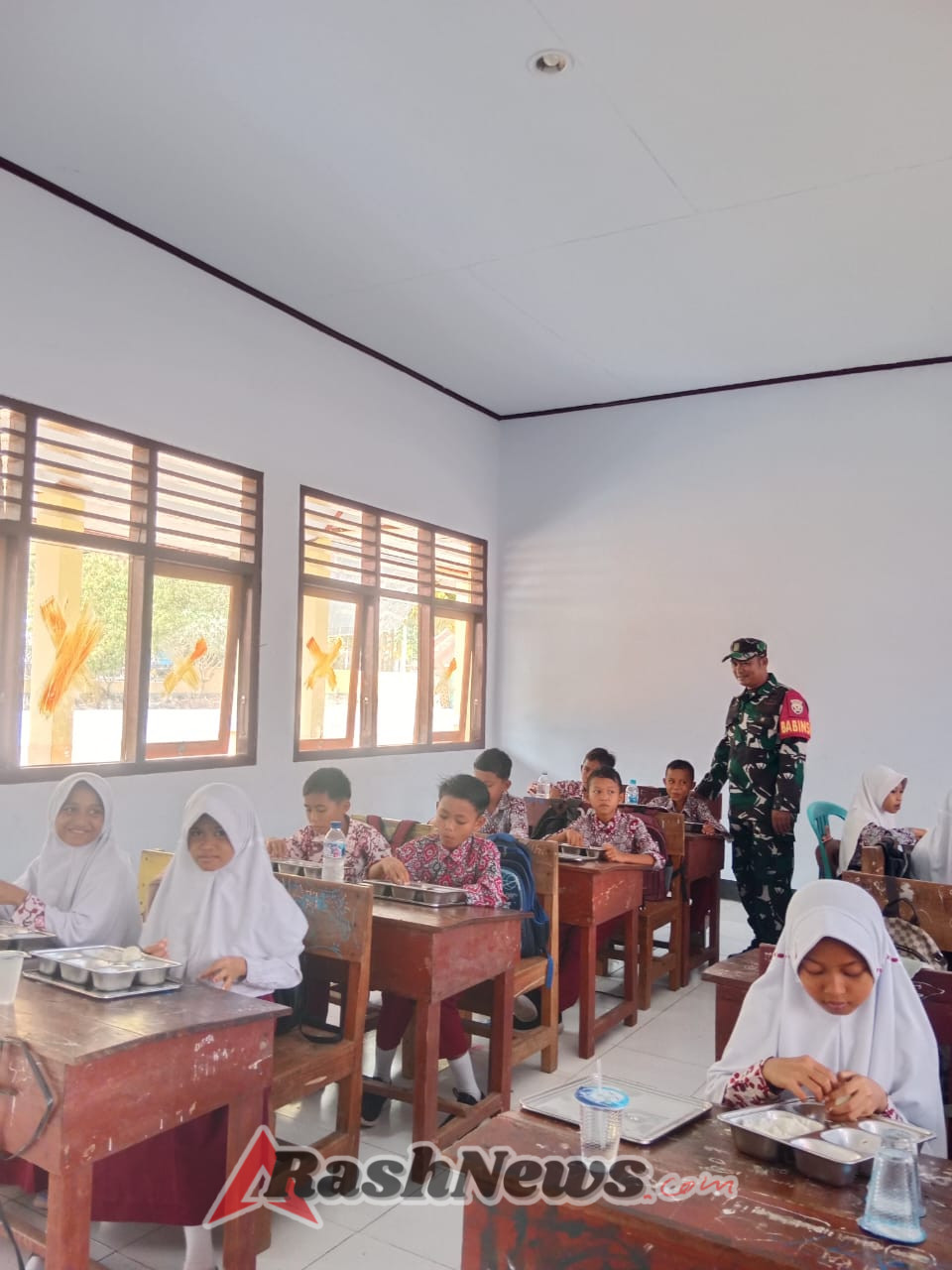 TNI Bersama Pemerintah Sukseskan Penyaluran Bantuan Gizi Masyarakat