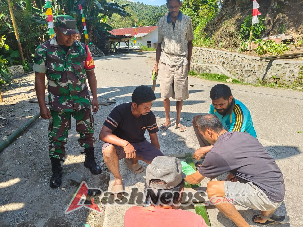 TNI Hadir di Tengah Masyarakat, Babinsa Ende Tingkatkan Pengamanan Wilayah Lewat Komsos