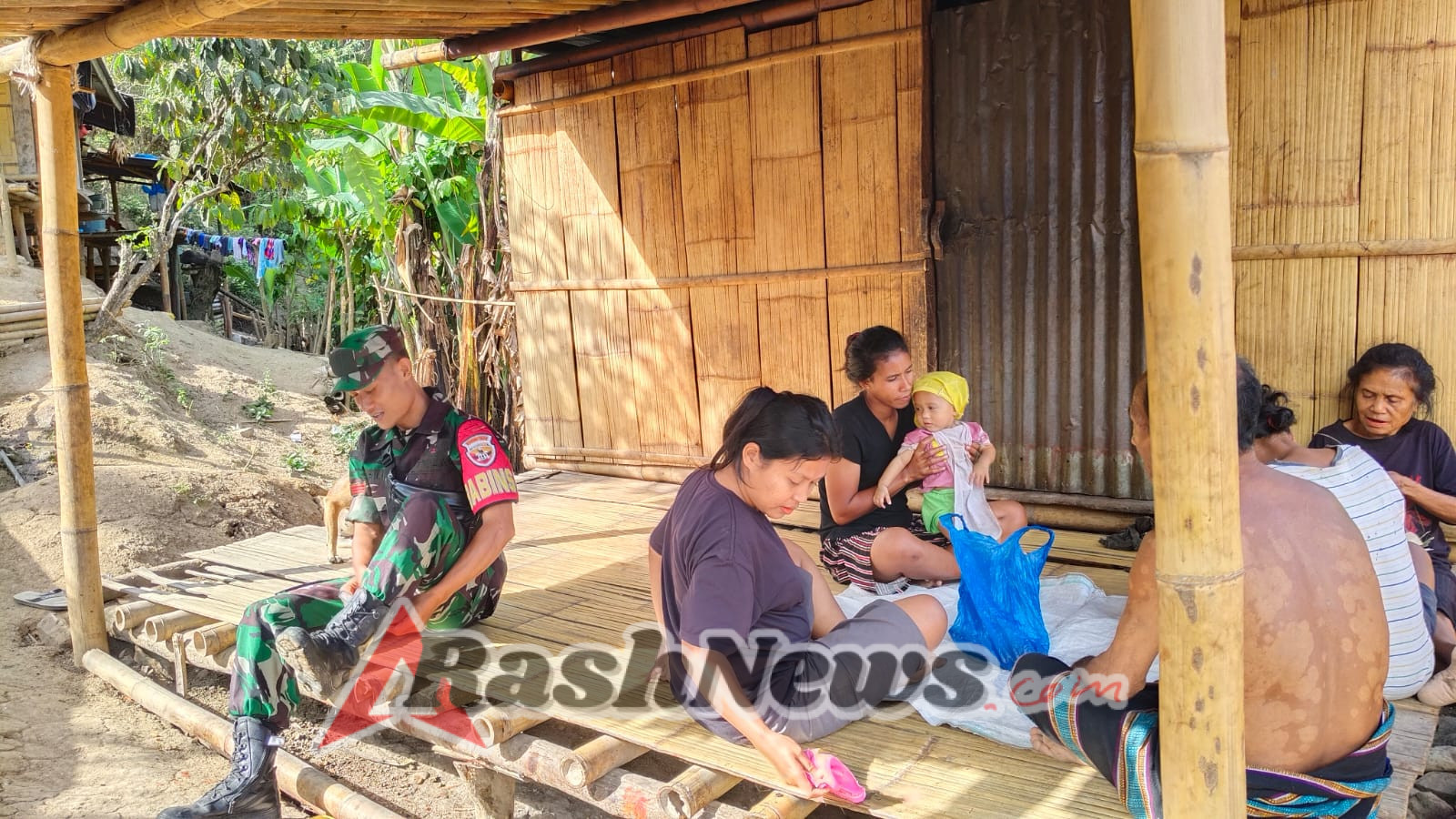 Kuatkan Kemanunggalan TNI-Rakyat, Babinsa Ende Gelar Komsos di Detukeli