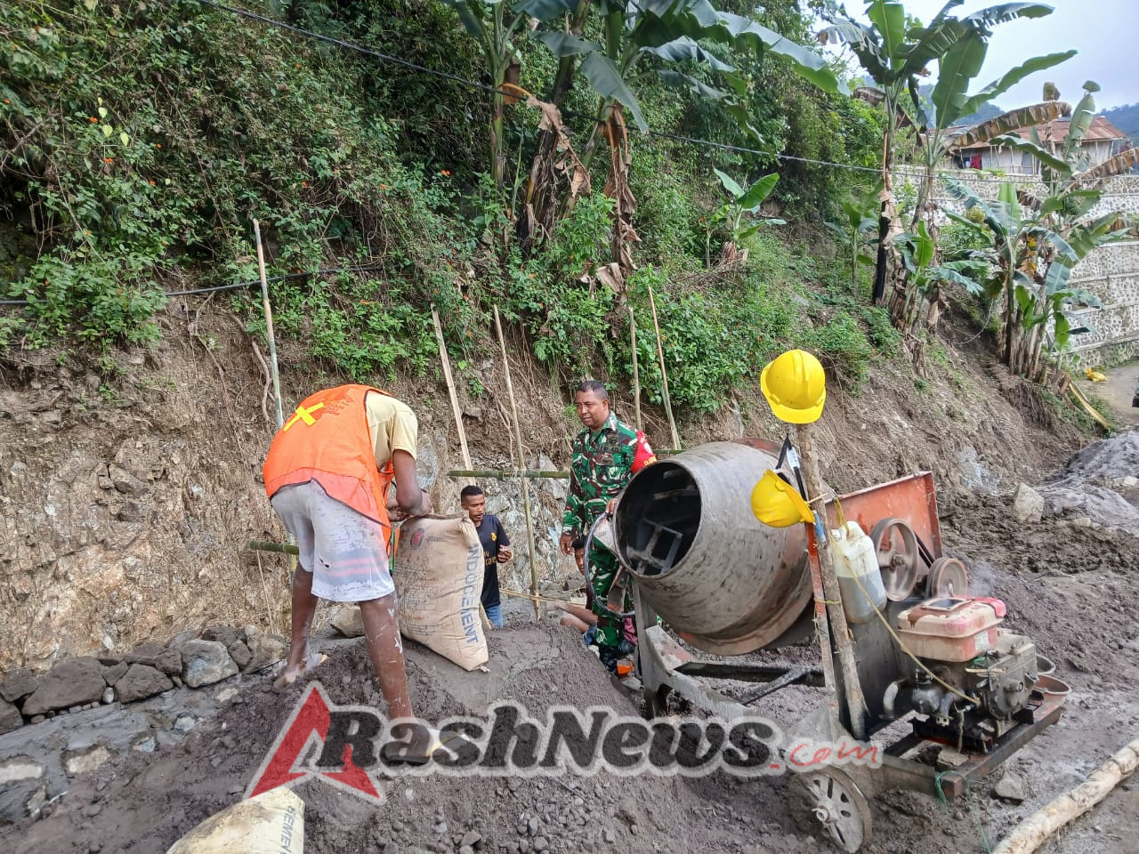 TNI Hadir di Tengah Rakyat: Babinsa Koramil Wolowaru Laksanakan Karya Bakti di Ndori